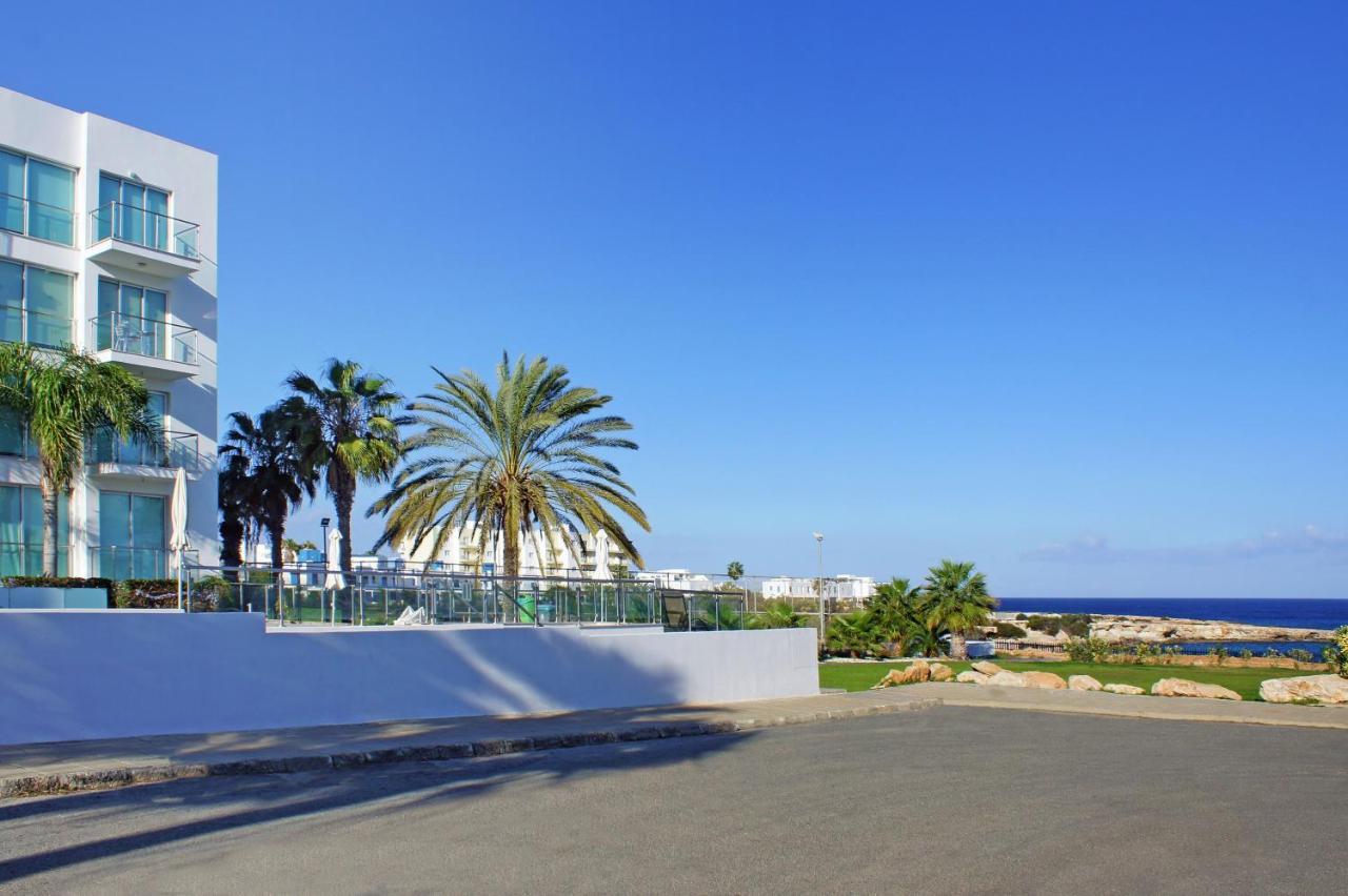 Meryl - Coralli Beachfront Apartment Protarász Kültér fotó